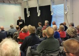 Forfatter Bjørn Westlie hadde mange tilhørere til sitt foredrag om NSB og krigen under Jernbanehistorisk møte i 2015. Foto: Mette Larsen