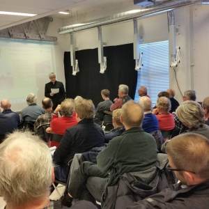 Forfatter Bjørn Westlie hadde mange tilhørere til sitt foredrag om NSB og krigen under Jernbanehistorisk møte i 2015. Foto: Mette Larsen